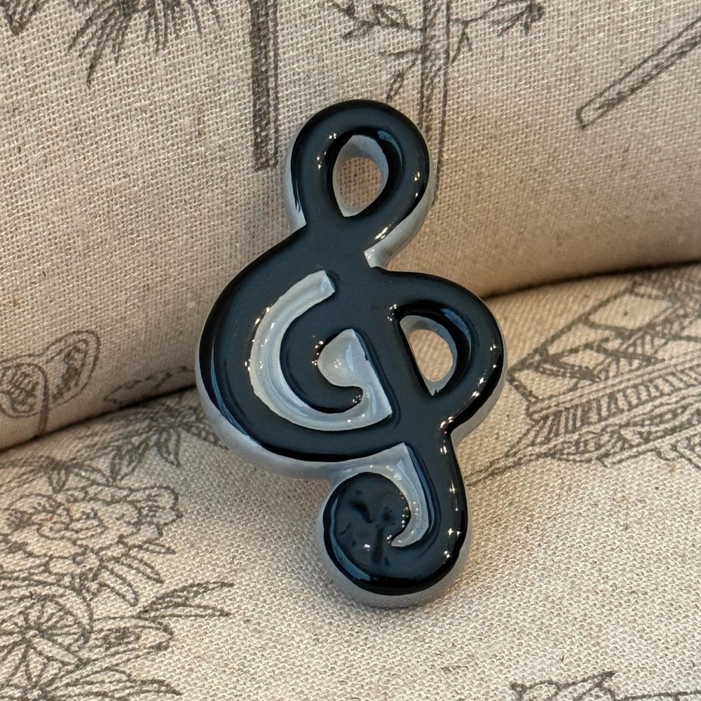 Nora Fleming Treble Clef “Music to my ears” retired mini 🎼